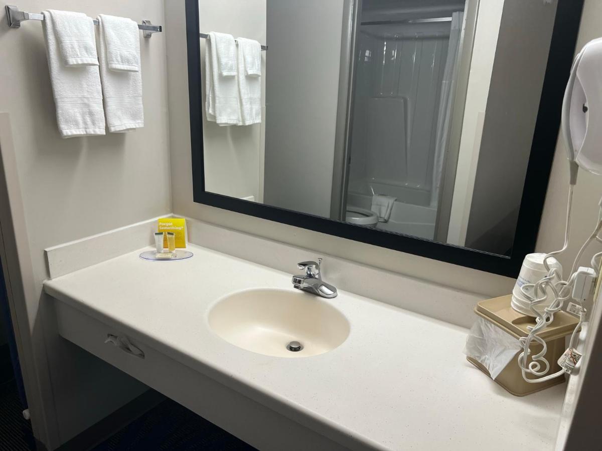 Days Inn By Wyndham Valdosta I-75 Экстерьер фото